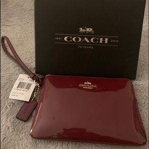 🔥🔥SALECoach Burgandy adorable wristlet 💯Genuine